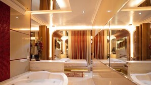 ميني بار ومكواة/لوح كي وواي فاي مجانًا