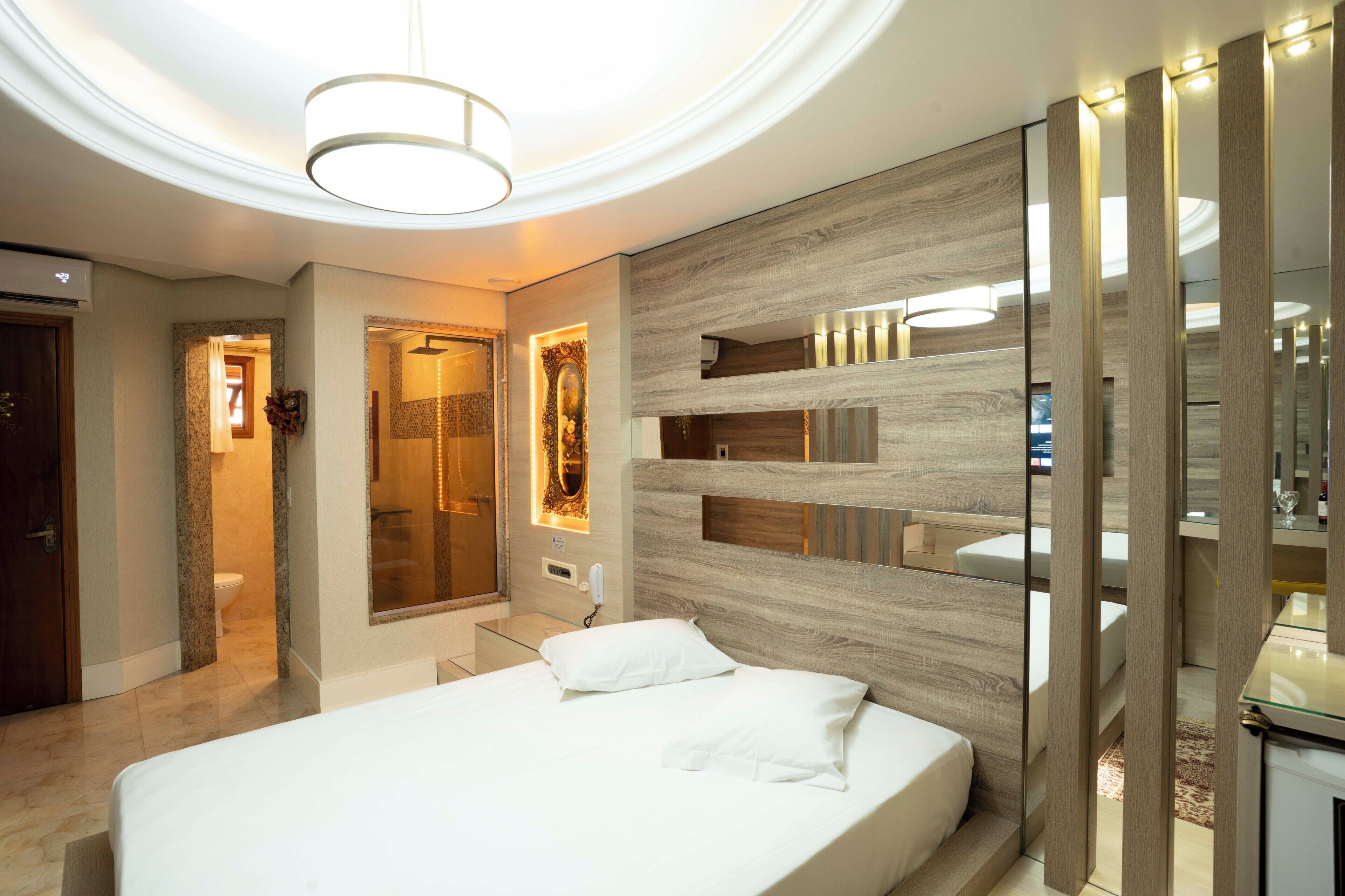 Suite de lujo, baño privado | Minibar, tabla de planchar con plancha, wifi gratis