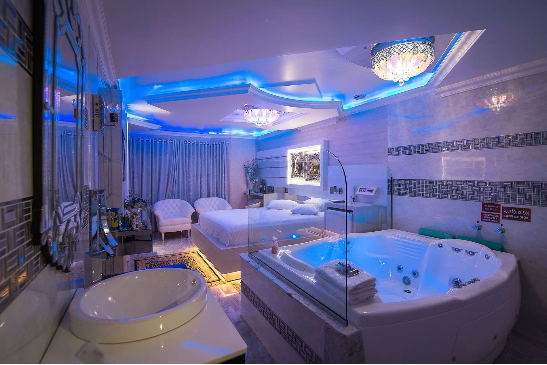 Premier Suite | Minibar, iron/ironing board, free WiFi