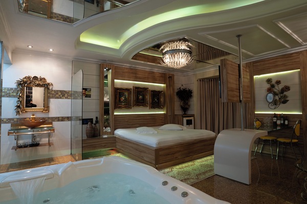 Premium Suite, Hot Tub | Bar mini, seterika/papan seterika, Wi-fi percuma