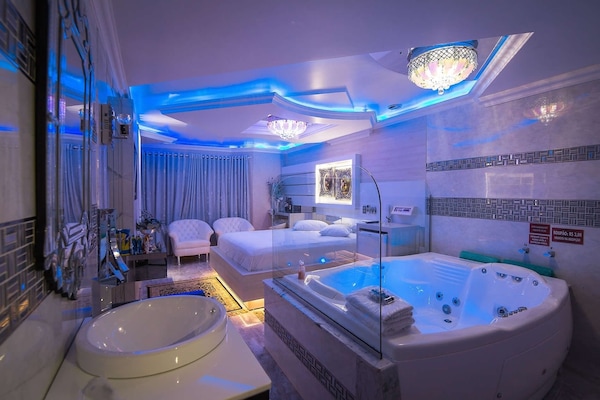 Premier Suite | Minibar, iron/ironing board, free WiFi