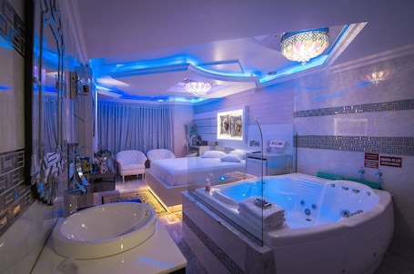 Premier Suite. GOLDEN MOTEL