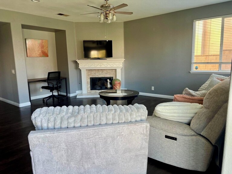 Modern 4br Eastvale Home Game Room Pet Friendly 6-car Parking - Corona, CA