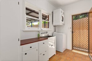 Interior - Grandview Escape Quiet Comfort near Beach and Cafs (Mona Vale)