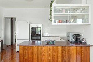 Fridge, microwave, oven, stovetop - Grandview Escape Quiet Comfort near Beach and Cafs (Mona Vale)