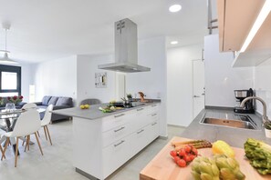 Microondas, horno, lavavajillas y cafetera y tetera 