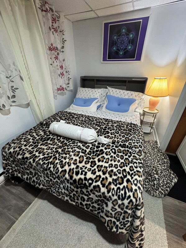 Iron/ironing board, WiFi, bed sheets