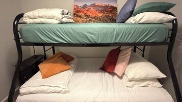 StrykjÀrn/strykbrÀda, gratis wi-fi och sÀngklÀder