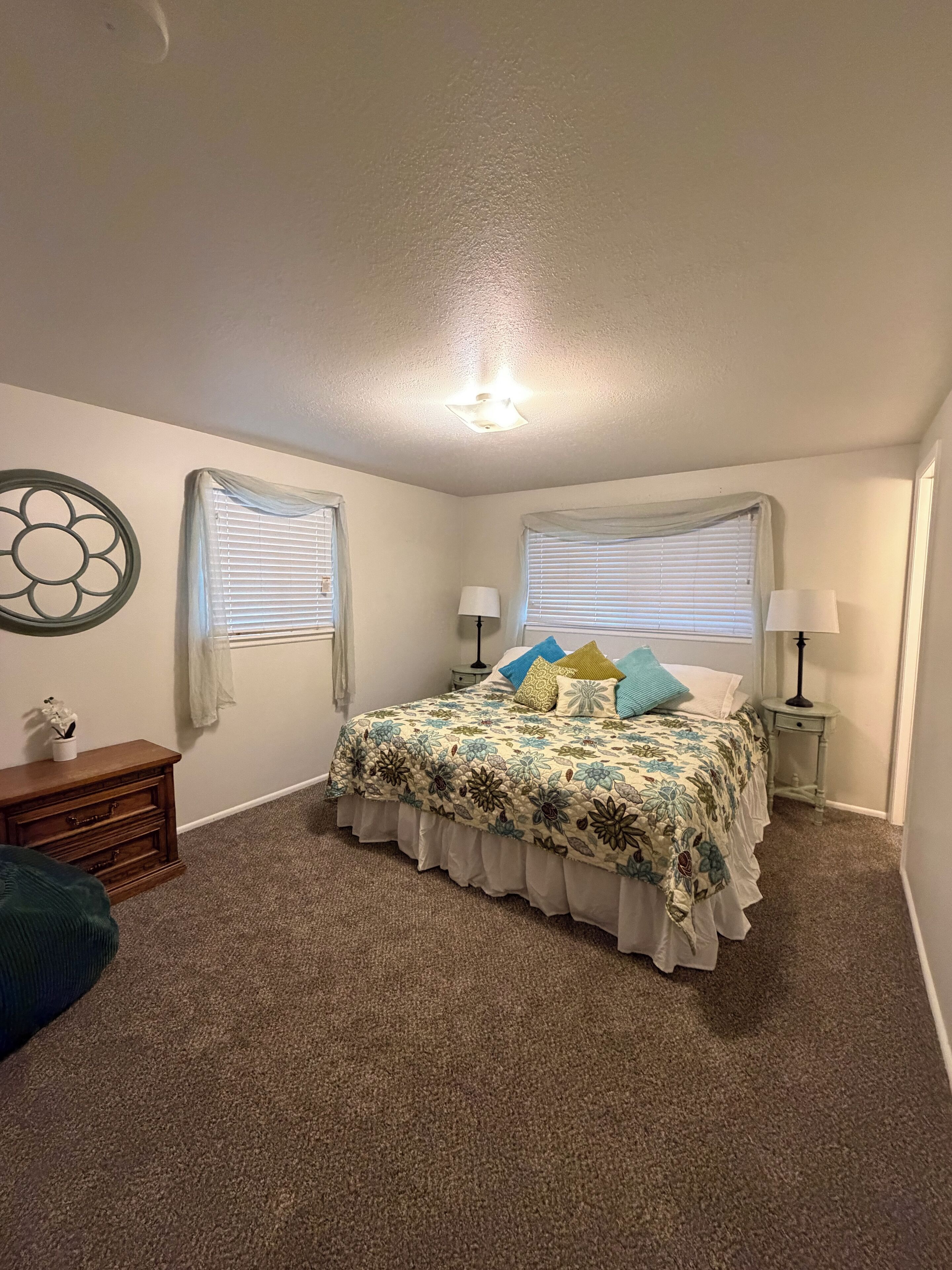 3 habitaciones, escritorio y tabla de planchar con plancha 