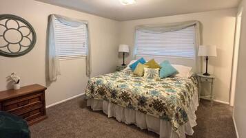 3 slaapkamers, een bureau, een strijkplank/strijkijzer, reisbedje