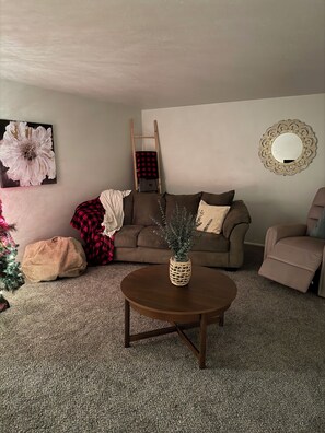 Smart-TV, bordtennis, bøker og stereoanlegg