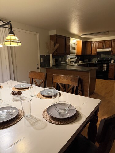 Romantic Stay 3 BD/2BATH - hot tub, garden, cozy home in Orem Utah