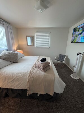 3 bedrooms, desk, iron/ironing board, travel crib