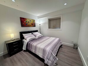 Tabla de planchar con plancha, wifi y ropa de cama 