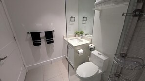 Dusche, Haartrockner, Bidet, Handtücher