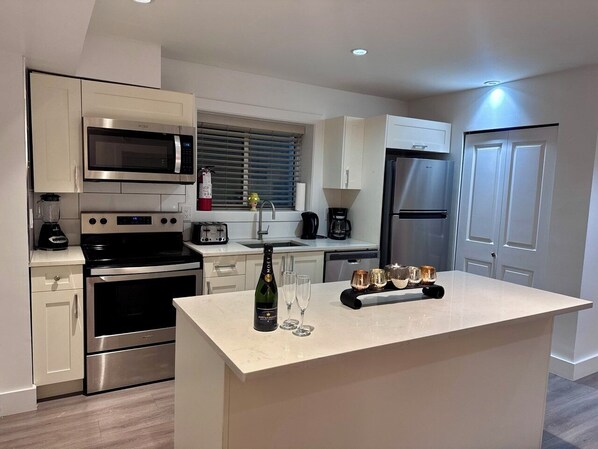 Refrigerador, microondas, horno y parrilla de estufa 