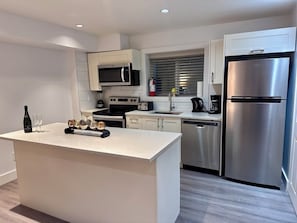 Kjøleskap, mikrobølgeovn, ovn og kokeplater