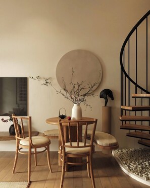 Căn hộ có thiết kế đặc trưng, có phòng tắm riêng | Khu phòng khách | Smart TV 45-inch có truyền hình kỹ thuật số, lò sưởi, máy chơi game 