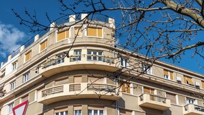 A multi-story building with balconies and a clear blue sky. - Queen Teuta Luxury Rooms Split (Split)