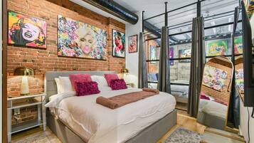 6 bedrooms, desk, iron/ironing board, travel crib