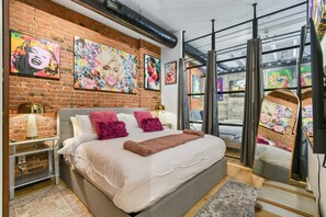 6 chambres, bureau, fer et planche à repasser, lit parapluie