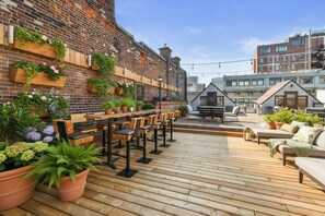 Outdoor dining - Exquisite Penthouse With Terrace in Old Montreal (Montréal)