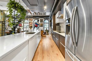 Réfrigérateur, micro-ondes, four, plaque de cuisson