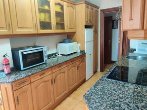 Fridge, microwave, oven, stovetop - Spacious apartment in Santoña (Santoña)
