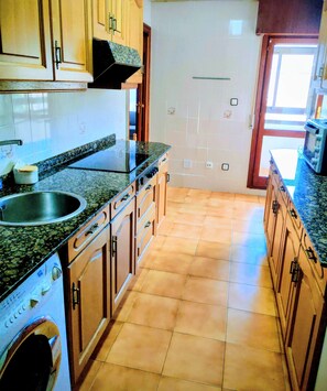 Frigorífico, microondas, horno y placa de cocina