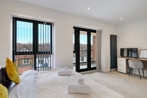 Contemporary Purley Hideaway: Luxury, Convenience & Tranquil Surroundings