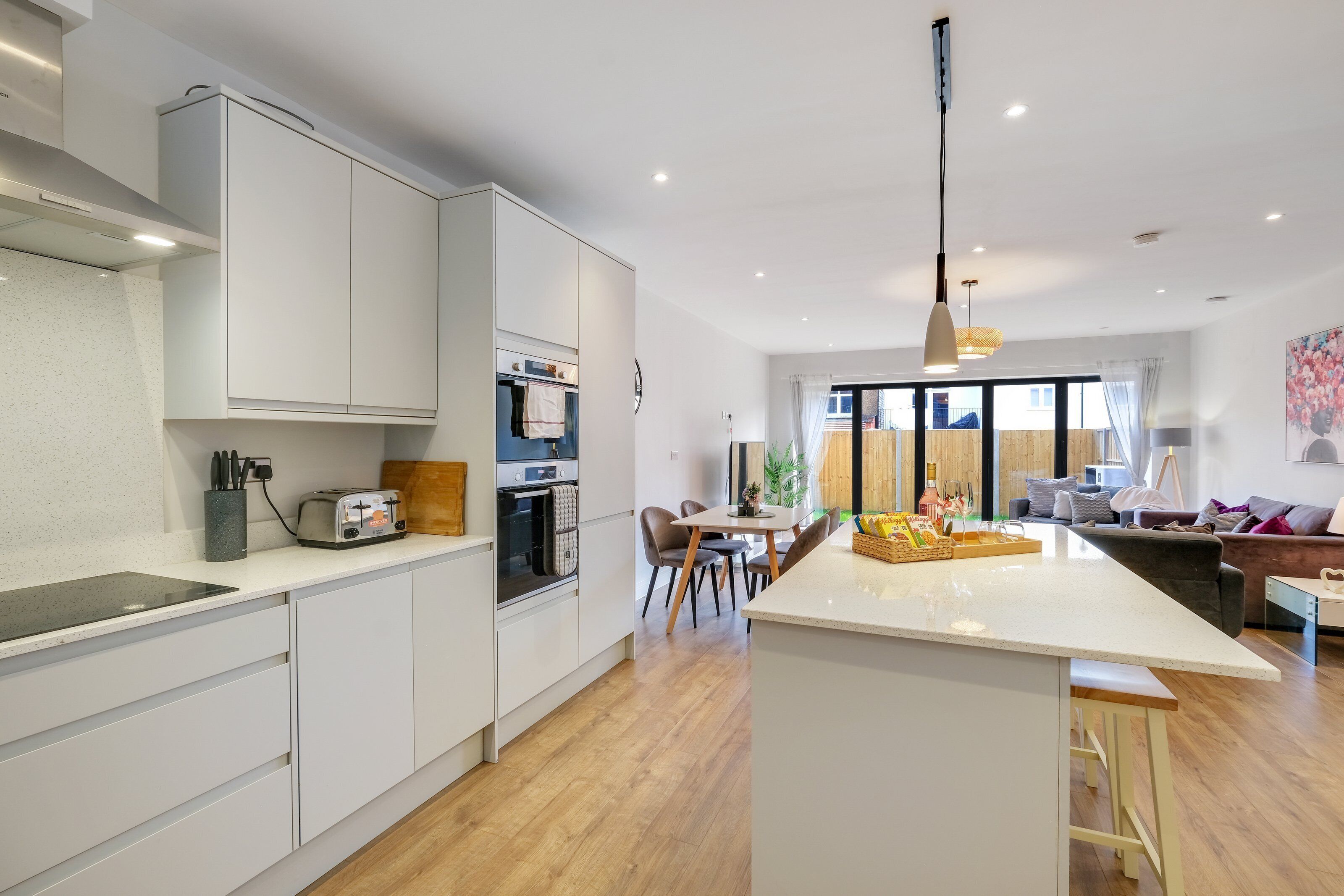 ثلاجة، ميكروويف، فرن، موقد طهي مسطح