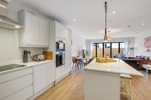 Jääkaappi, mikroaaltouuni, uuni, liesi