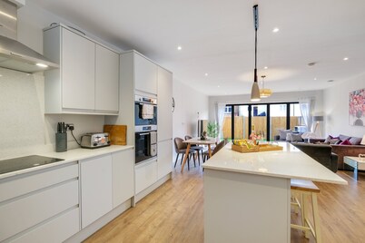 Contemporary Purley Hideaway: Luxury, Convenience & Tranquil Surroundings