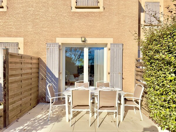 تناول الطعام بالخارج