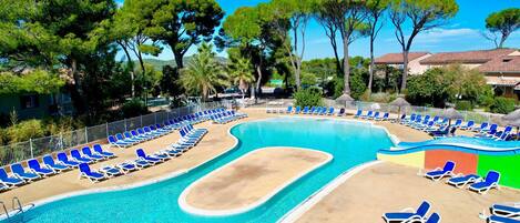 Una piscina cubierta, una piscina climatizada