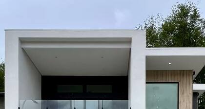 Lakeside Living – New 4 Bedroom Retreat