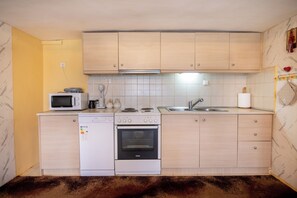 Klassieke kamer, uitzicht op het strand | Gemeenschappelijke keuken | Een koelkast, een microgolfoven