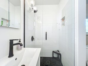 Dusche, Haartrockner, Handtücher, Seife