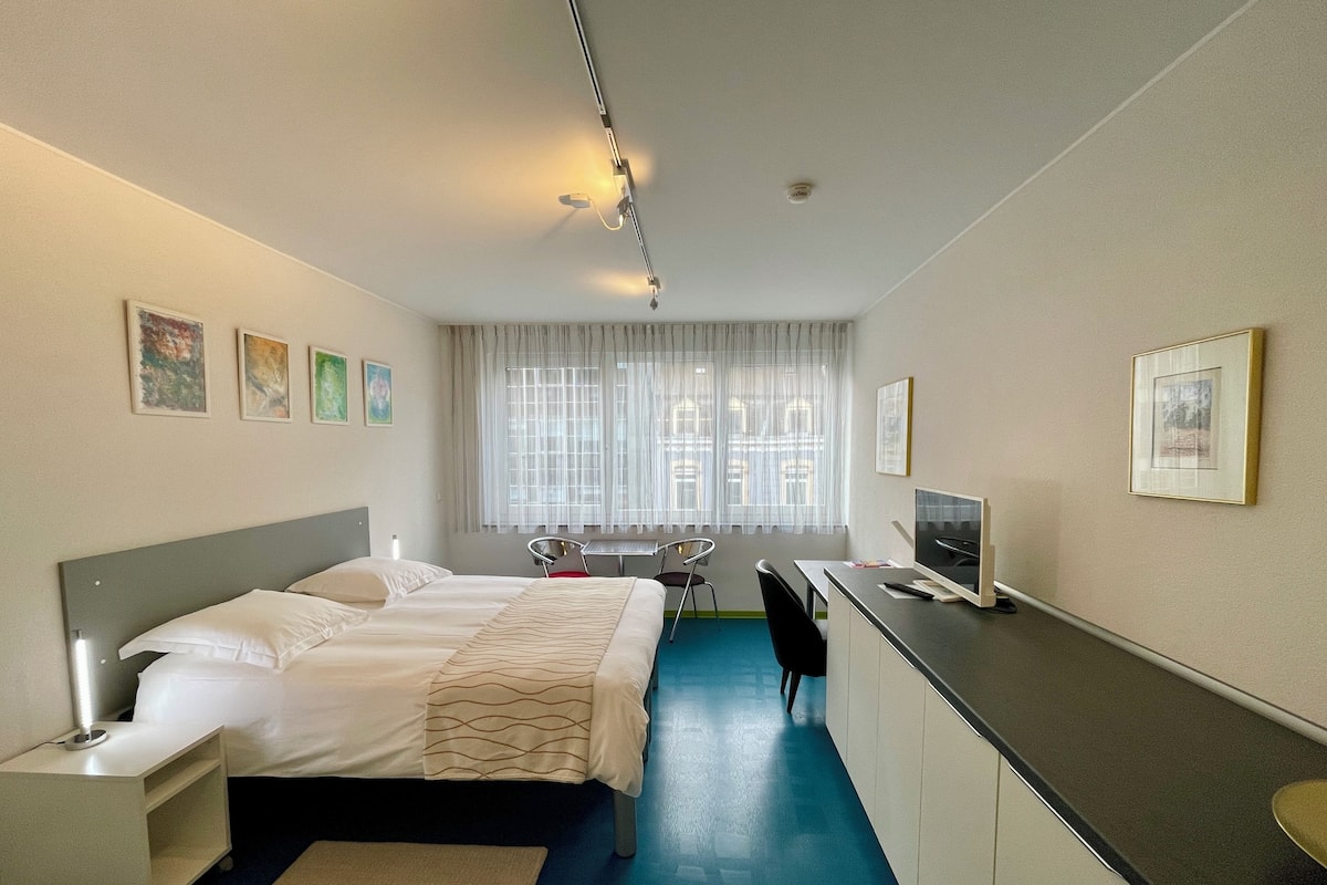 Habitación doble estándar, para no fumadores | Caja de seguridad en la habitación y espacio para trabajar con laptop