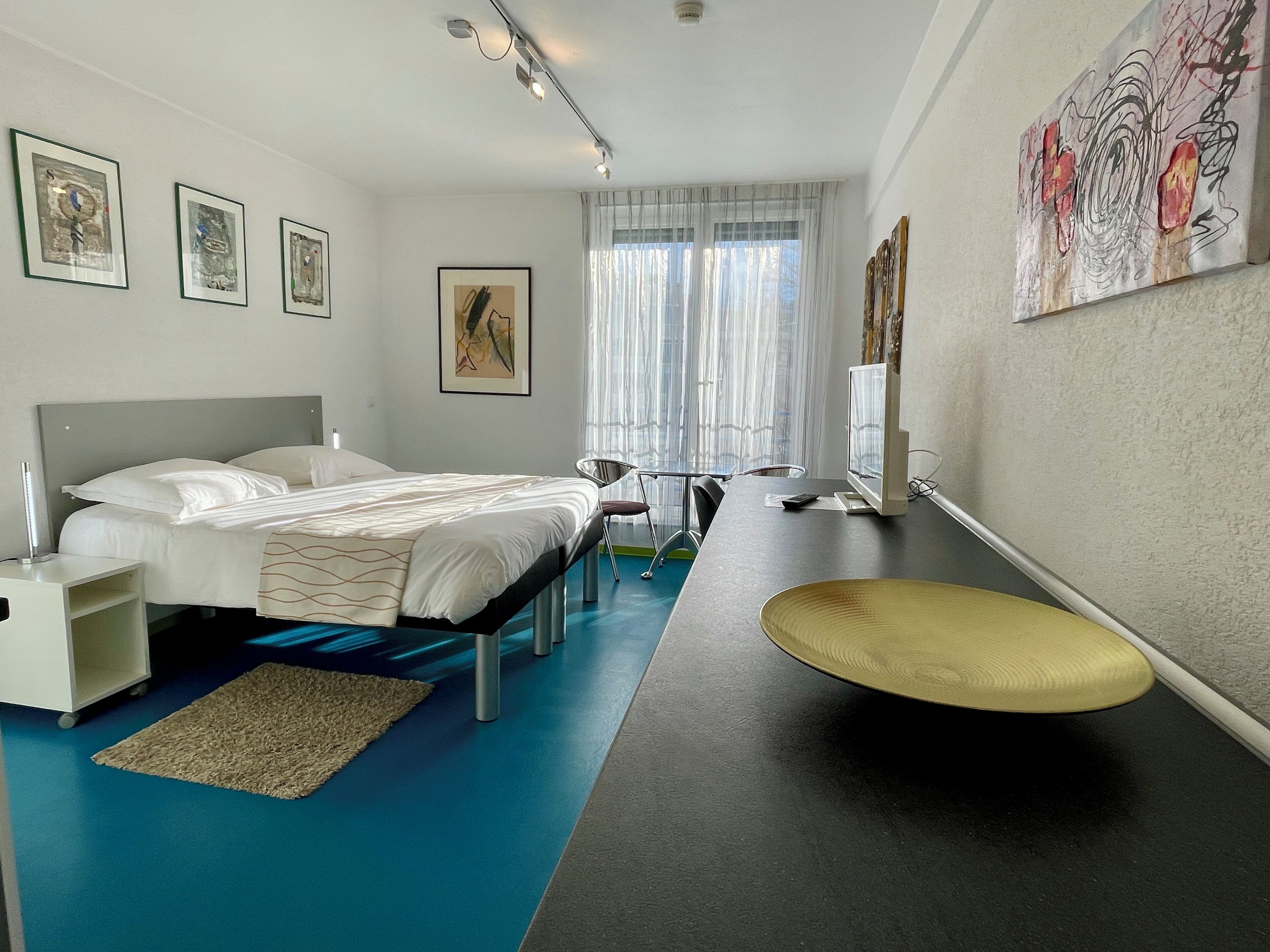 Caja de seguridad en la habitación y espacio para trabajar con laptop 