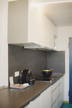 Refrigerador, microondas y parrilla de estufa