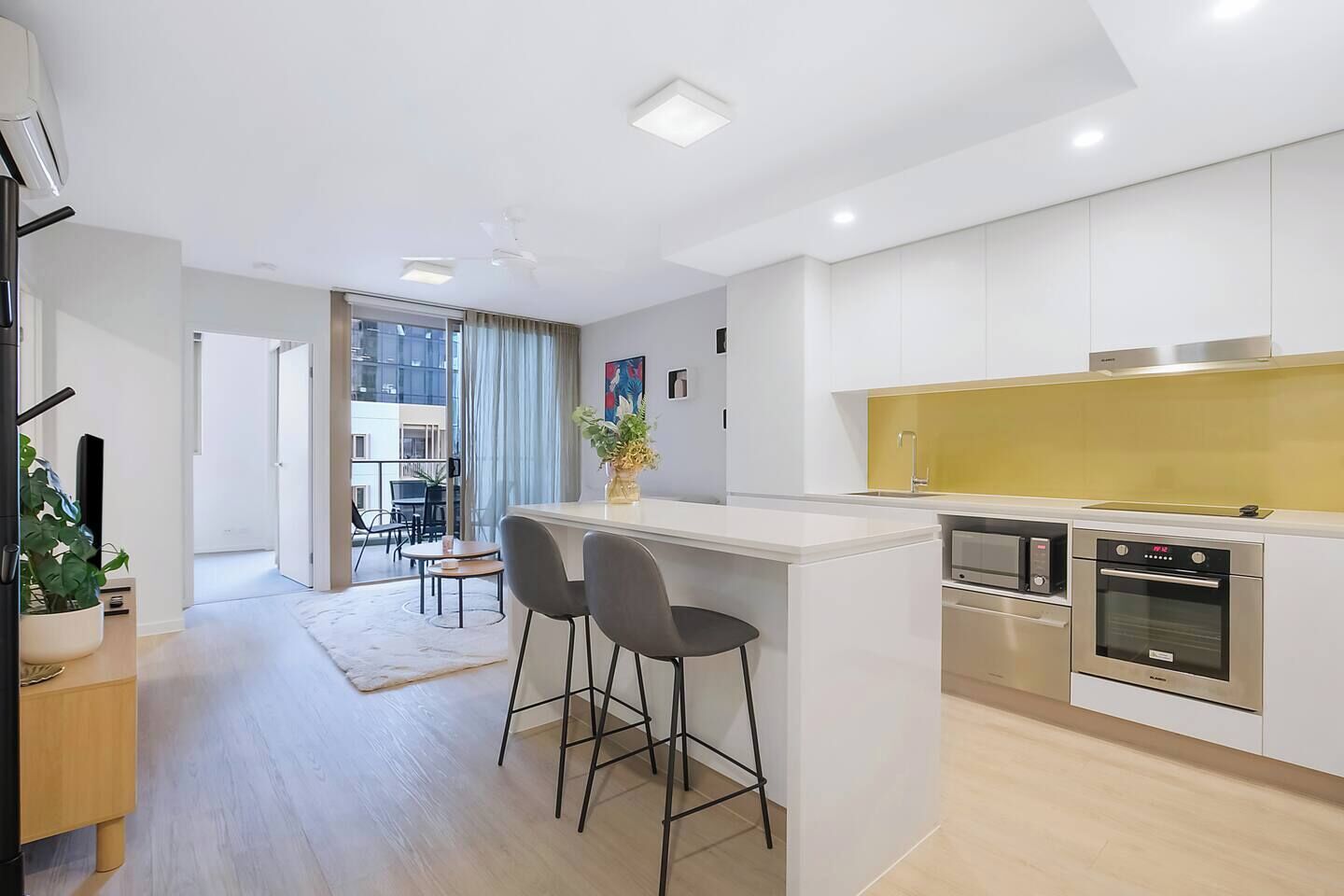 冷蔵庫、電子レンジ、オーブン、コンロ