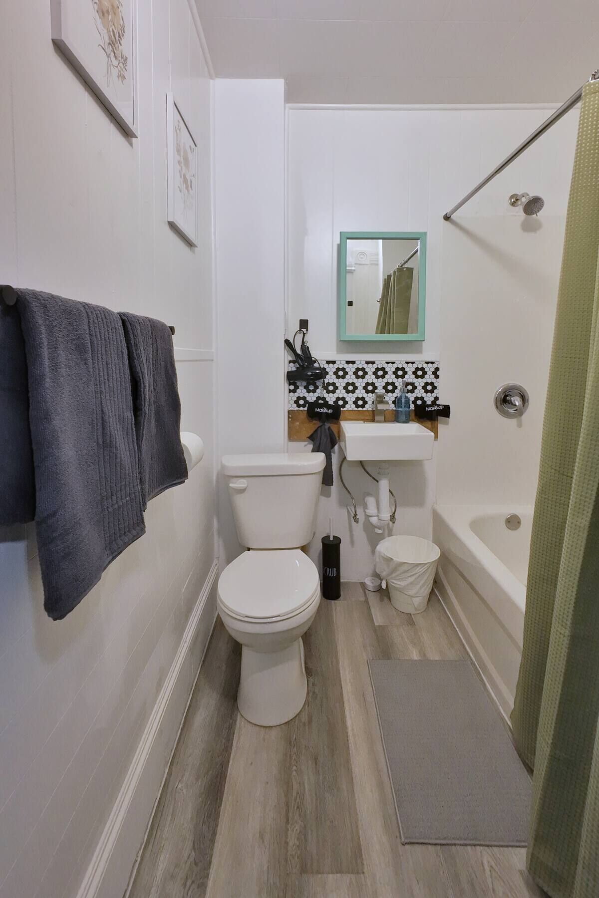 Dusch, hårtork och handdukar