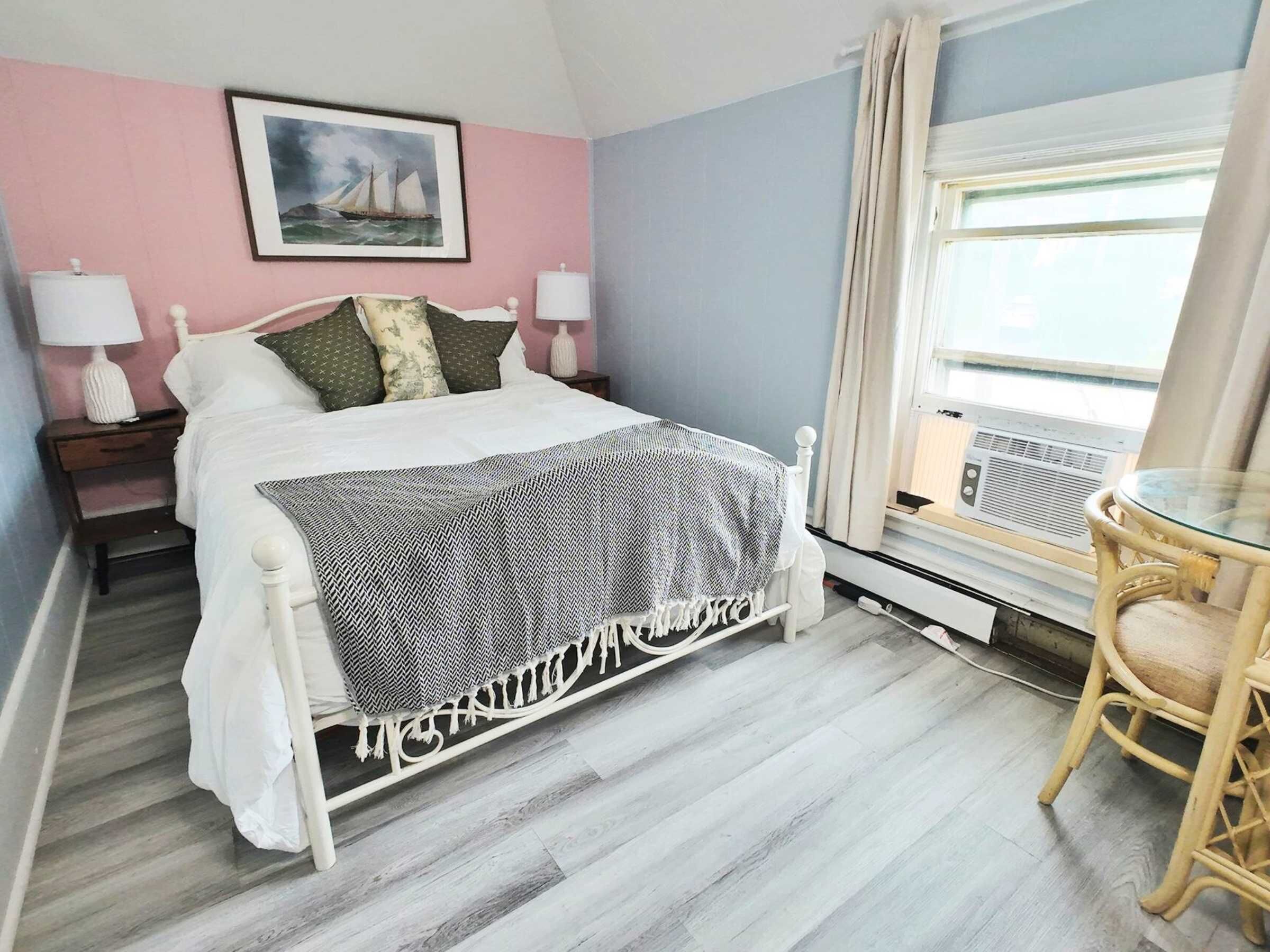 Planxa i posts de planxar, wifi i roba de llit 