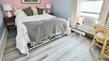 Planxa i posts de planxar, wifi i roba de llit