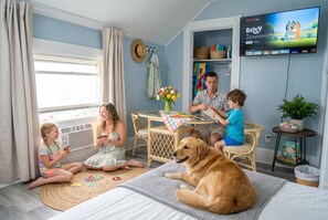 Tabla de planchar con plancha, wifi y ropa de cama 