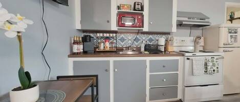 Réfrigérateur, micro-ondes, four, plaque de cuisson