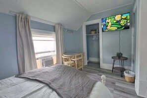 Room - Sunny and Clean 1BR Suite Walk to LaHave River (Bridgewater)