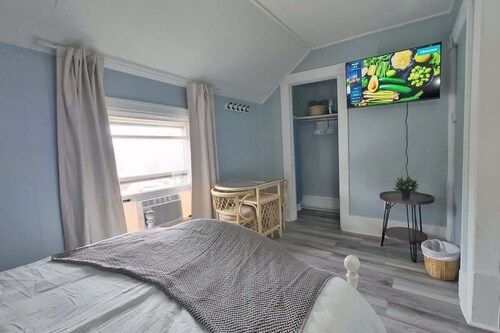 Sunny and Clean 1BR Suite Walk to LaHave River