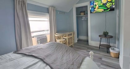 Sunny and Clean 1BR Suite Walk to LaHave River